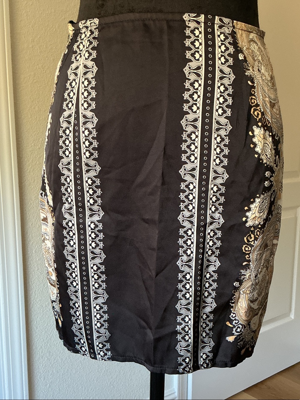 PrettyLittleThing Black and Cream Paisley  Skirt